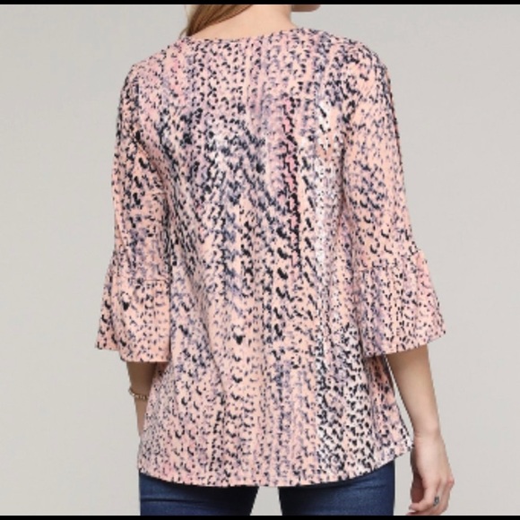 🌞Plus Size Peach Animal Print Cut-Out Sleeve Top - Picture 4 of 4